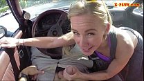 Блондинка-бимбо дает толчок во время тест-драйва на ее машине