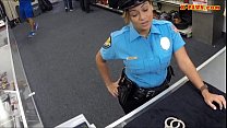 Polizist mit riesigen Titten wurde im Hinterzimmer gefickt