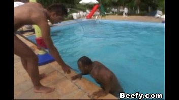 Beefy Gays ottiene una cazzo duro accanto alla piscina