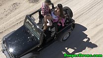 Drohne guckt auf Sex im Jeep
