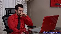 Gay maduro amateur masturbándose en la oficina