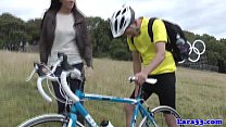 Британская зрелая снимает велосипедиста для траха