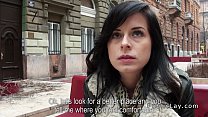 Chica checa follando en público por dinero en efectivo en la habitación del hotel