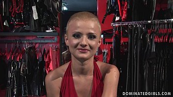 Soumise esclave shopgirl putain menottée fessée et putain de BDSM