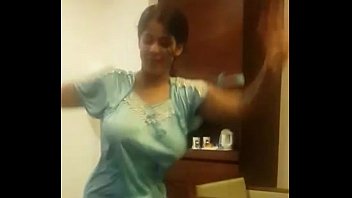 Esposa indiana dançando em quarto de hotel