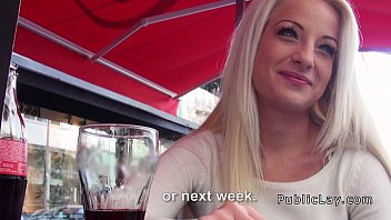 Блондинка из публичного кафе в квартиру для траха в любительском видео