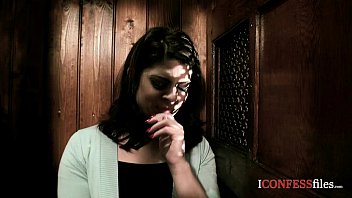 ConfessionFiles: Britisches Babe fickt in Confession Booth