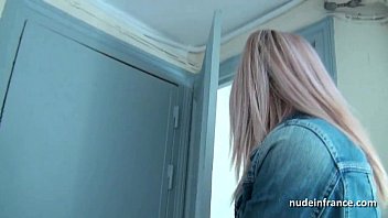 Хорошенькую блондинку отдолбили в задницу и обкончали ее сиськи в ПОВе в любительском видео