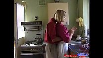 Milf británica follada en la cocina