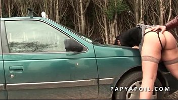 Papy baise une grosse coquine avec un pote qui la sodomise sur la voiture