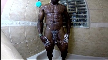 Hot stud noir montre grosse bite dans la douche (TheeBlackHammer.com)