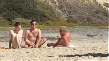 Des gars surpris en train de se branler à la plage nudiste