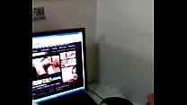 Прямого мужика застукали за мастурбацией в кибернетике во время просмотра гей-порно