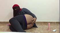 Арабский горячий шмель в хиджабе играет с дилдо и трахает задницу