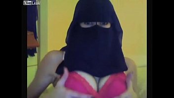Сексуальная саудовская девушка тверкает с вуалью