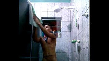 jovem no chuveiro