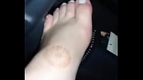 sexy amateur se masturba en auto en movimiento y muestra sus sexy pies