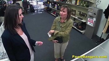 Il cliente prende il cazzo nella sua figa pelosa per soldi