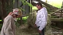 農場のティーンは彼女の継父から彼女の最初の性交を取得します