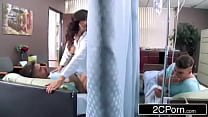 Geile Krankenschwester mit großen Titten fickt ihre beiden Patienten