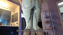 Сара Б. женское отчаяние и намокание ее джинсов