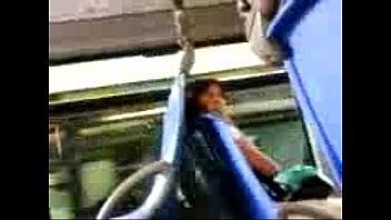 Dick parpadeando a mujer excitante en el autobús