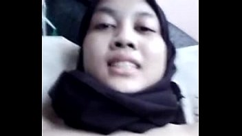 Bella hijaber scuote la sua figa liscia perché è già sangusta