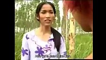 タイの農場の女の子を見る