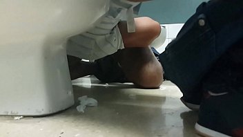 Chico mamando en toilet de terminal / guy saugen und wichsen