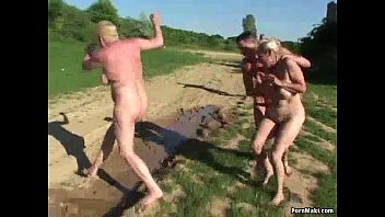 Vovós sendo fodidas na lama