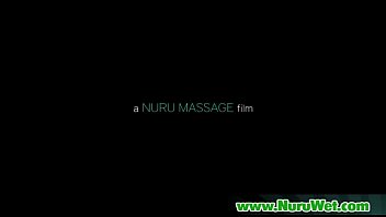 Massaggio Nuru del Big Dick con una sexy massaggiatrice asiatica