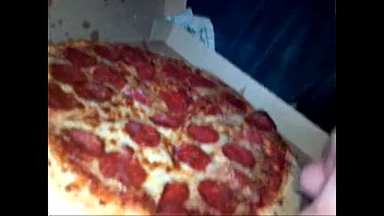 massiccia sborrata sulla pizza dei giovani mogli ha un amico mangia anche un po '!