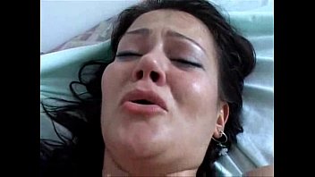 Jeune copine mexicaine est baisée dur dans le cul