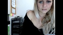 Wilde Blondine begeht vor der Webcam ihre raue und harte Muschi