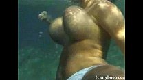 Lésbica peituda debaixo d'água