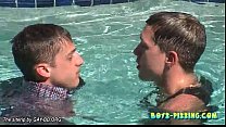 Chris e Ryan foderam e urinaram na piscina