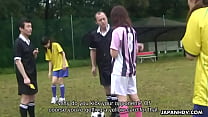 Un joueur de football asiatique reçoit un carton jaune et un coq