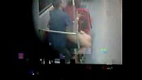 電車の中でセックスをしているカップル。FLV