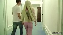 Estrella porno se folla a un joven fan justo después de la feria en el hotel