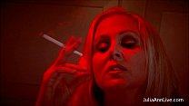 Plantureuse blonde MILF Julia Ann donne du tabac à fumer!