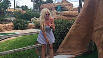 Hot Blonde "kelley Cabbana" fingert ihre Muschi beim öffentlichen Minigolf