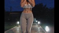 Gostosa em calças de ioga se masturba ao ar livre | Mais em 24cams.net