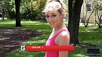 Спортивная юная подруга занимается сексом перед камерой в любительском видео