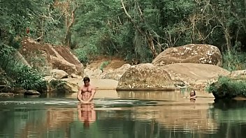 Klebber Toledo sans vêtements sur la rivière dans "Eta Mundo Bom"