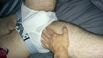 Sexy Massage von tätowiertem Mann zu seinem Bi-Freund