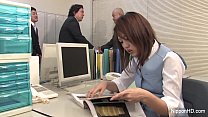 Gata japonesa sendo fodida no escritório
