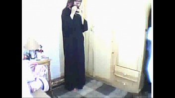 Chica árabe rezando y luego masturbándose