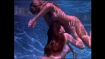 Duas lindas garotas lésbicas fazem amor debaixo d'água!