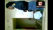 POLICÍA AFRICANA FOLLANDO A MUJER POLICÍA DENTRO DE LA OFICINA DE LA ESTACIÓN