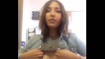Segretaria sexy che mostra i suoi seni sulla webcam